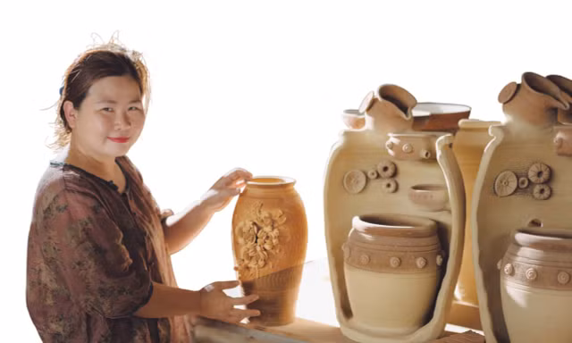 Chị Ngọc dành tâm huyết cho sản phẩm gốm dưỡng sinh