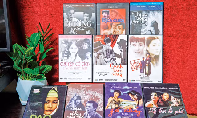 Mười chiếc đĩa DVD phim Việt Nam kinh điển mà người viết mua trong dịp giảm giá của Nhà sách Phương Nam vừa qua Ảnh: Kinh Quốc 