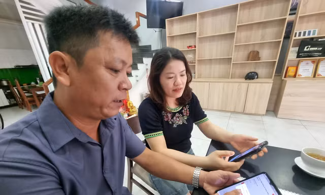 Tổ trưởng Nguyễn Ngọc Lân hướng dẫn người dân sử dụng VNeID Ảnh: Thanh Hiền