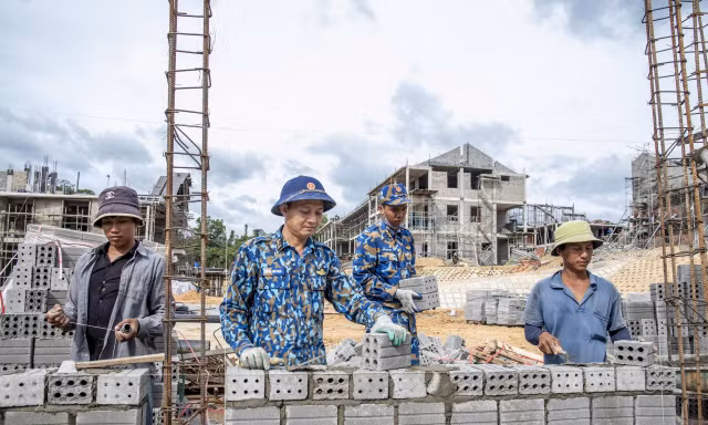 Trung tá Hoàng Anh Hoài (thứ 2 từ trái sang), nhân viên ra-đa tàu (Vùng 3 Hải quân) từng tham gia xây dựng công trình ở đảo Sơn Ca, quần đảo Trường Sa Ảnh: Lê Văn Chương