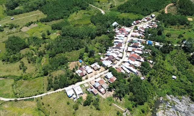 Thôn Lao Đu nằm bên đường Hồ Chí Minh Ảnh: Nguyễn Thành 