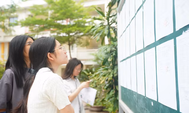 Học sinh thi tuyển sinh lớp 10 tại Hà Nội Ảnh: DUY PHẠM