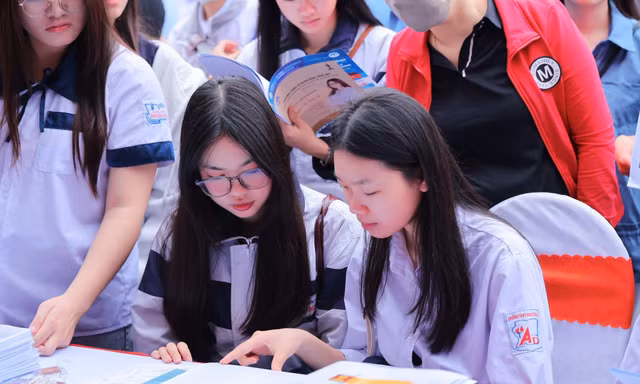 Thí sinh tìm hiểu thông tin tuyển sinh ĐH 2026 Ảnh: NTCC