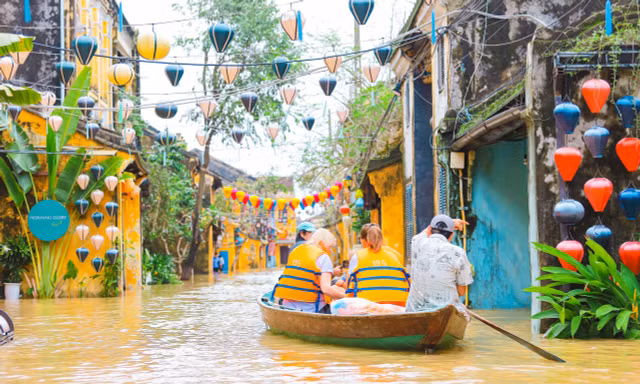 Khách du lịch trải nghiệm dịch vụ tham quan phố cổ mùa lũ