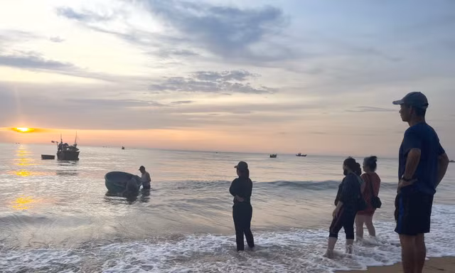 Những ánh mắt chờ nơi bờ cát