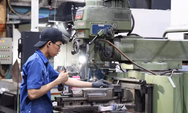 Sinh viên khoa cơ khí một trường đại học thực tập tại doanh nghiệp. Ảnh: Nguyễn Dũng