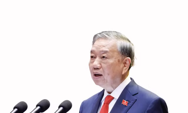 Bí thư Thành ủy Hà Nội Nguyễn Duy Ngọc kiểm tra tiến độ thi công tuyến đường Vành đai 1 đoạn Hoàng Cầu - Voi Phục Ảnh: MQ