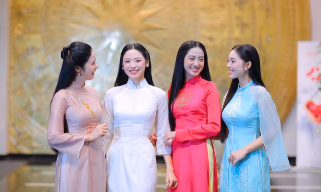 Các hoa hậu, á hậu cuộc thi Hoa hậu Việt Nam chọn trang phục áo dài khi tham gia ghi hình chương trình Tết 2026: Hoa hậu Đặng Ngọc Hân, Á hậu 2 Nguyễn Thị Vân Nhi, Hoa hậu Hà Trúc Linh, Á hậu 1 Trần Ngọc Châu Anh (từ trái qua)