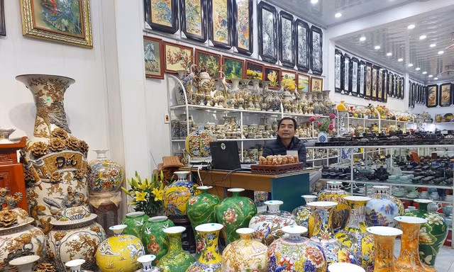 Đủ loại hàng gốm Bát Tràng chờ khách mua Ảnh: NGỌC LINH