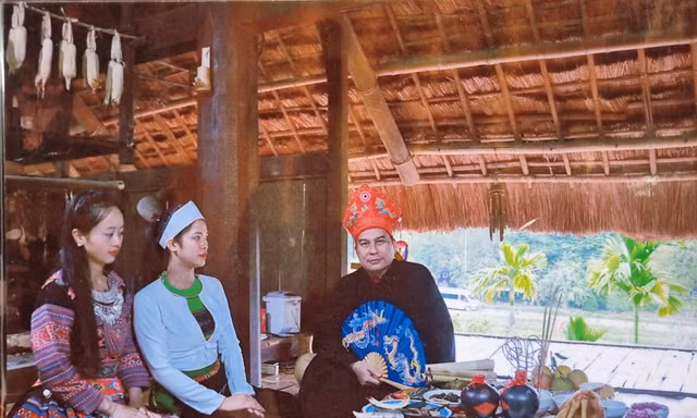 Nghệ nhân nhân dân Bùi Văn Minh thực hiện nghi lễ làm mát nhà cho người dân