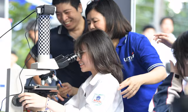 Học sinh tìm hiểu thông tin tại ngày hội tuyển sinh nhóm ngành khoa học công nghệ 2025 do báo Tiền Phong tổ chức Ảnh: DƯƠNG TRIỀU 