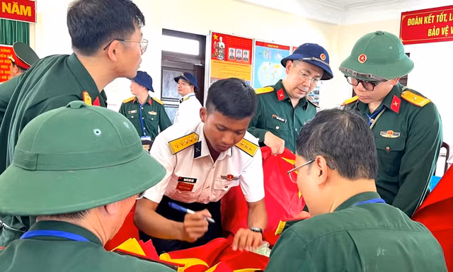Đại úy Nguyễn Đức Việt ký lên cờ Tổ quốc gửi về đất liền