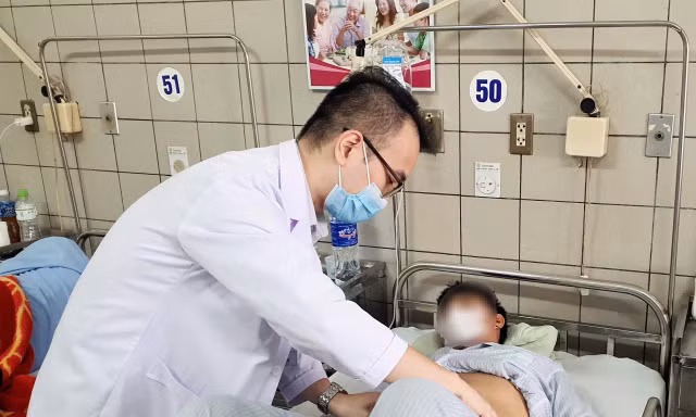 Bác sĩ Trung tâm Thận - Tiết niệu và Lọc máu thăm khám cho bệnh nhân trẻ suy thận mạn 