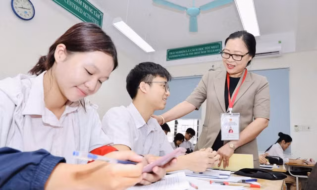 Thứ trưởng Bộ GD&ĐT Nguyễn Thị Quyên Thanh trò chuyện, động viên học sinh lớp 12 Trường THPT Lào Cai Ảnh: BỘ GD&ĐT 