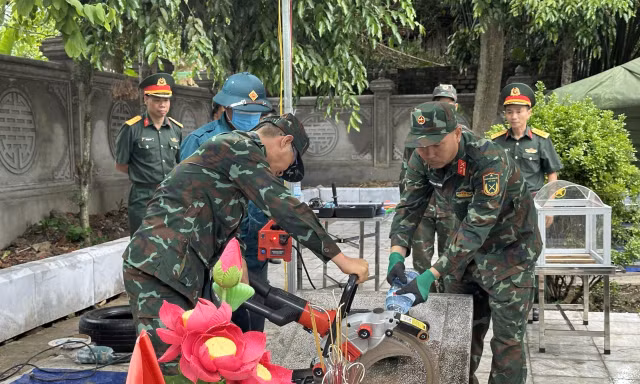 Lãnh đạo Ban Chỉ đạo về tìm kiếm, quy tập và xác định danh tính hài cốt liệt sĩ tỉnh Điện Biên thực hiện nghi lễ tưởng niệm các anh hùng liệt sĩ tại Nghĩa trang liệt sĩ xã Tuần Giáo