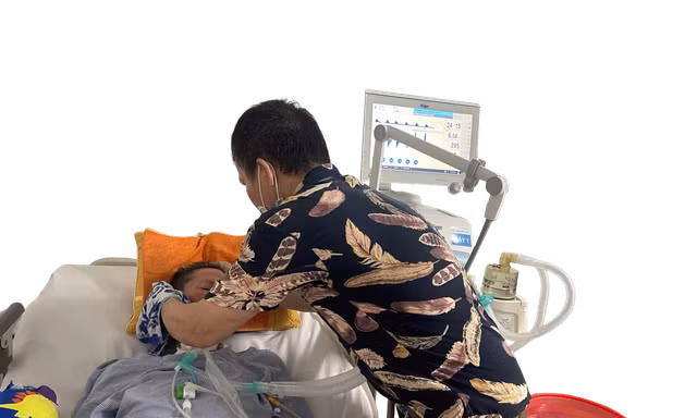 Ông Tấn chăm sóc bệnh nhân nhược cơ suốt 3 năm nay