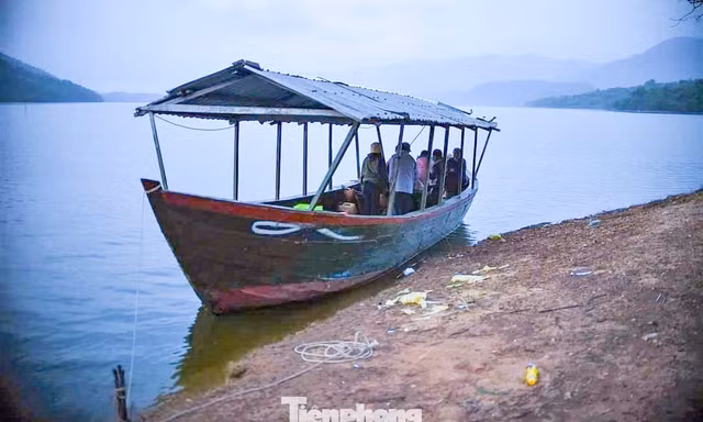 Trước kia muốn vào làng Canh Tiến người dân phải theo thuyền vượt qua hồ Núi Một. Ảnh: Trương Định