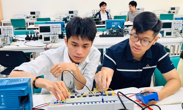 Sinh viên ĐH Quốc gia Hà Nội học tập trong phòng lab Ảnh: NGHIÊM HUÊ 