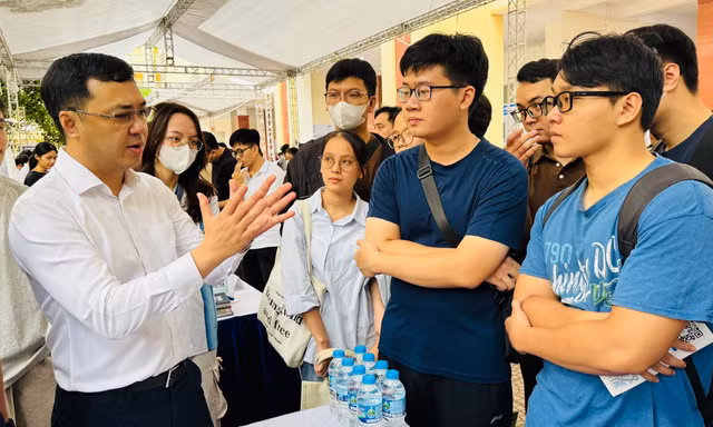 Sinh viên Trường ĐH Y Hà Nội lắng nghe giới thiệu các bộ môn đào tạo bác sĩ nội trú tại Ngày hội việc làm ngành y năm 2026 