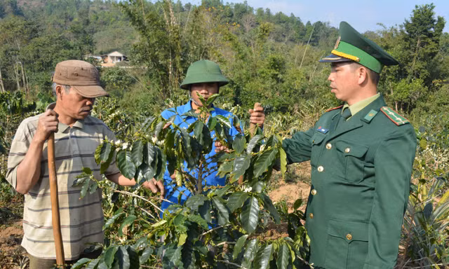Giao lưu giữa bản Ka Tăng của Việt Nam với bản Đen Sa Vẳn của nước bạn LàoẢnh: Phạm Xuân Dũng 