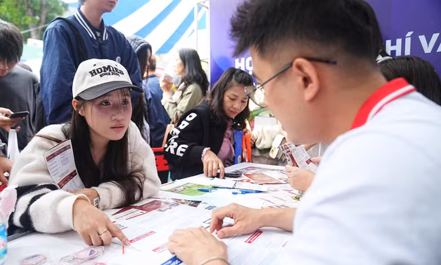Thí sinh tham gia Ngày hội tư vấn tuyển sinh năm 2026 tại Hà Nội Ảnh: DUY PHẠM 