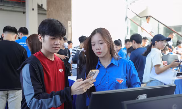 Tân sinh viên nhập học tại khu đô thị ĐH Quốc gia Hà Nội Hòa Lạc Ảnh: ĐHQGHN