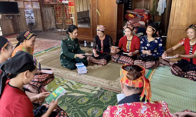 Một buổi sinh hoạt Câu lạc bộ “Phụ nữ tham gia bảo vệ chủ quyền lãnh thổ, an ninh biên giới” ở tỉnh Nghệ An Ảnh: LÊ THẠCH
