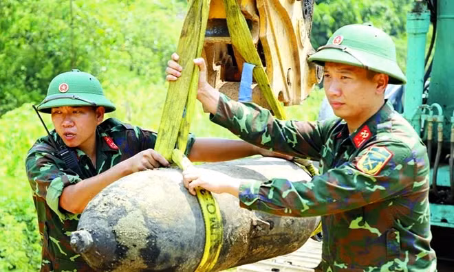 Phát hiện quả bom nặng 200kg dưới lòng sông Đà