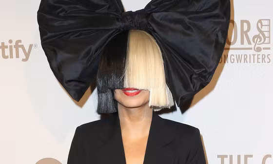Sau Katy Perry, Justin Bieber, đến lượt Sia bán bản quyền âm nhạc thu về nghìn tỷ