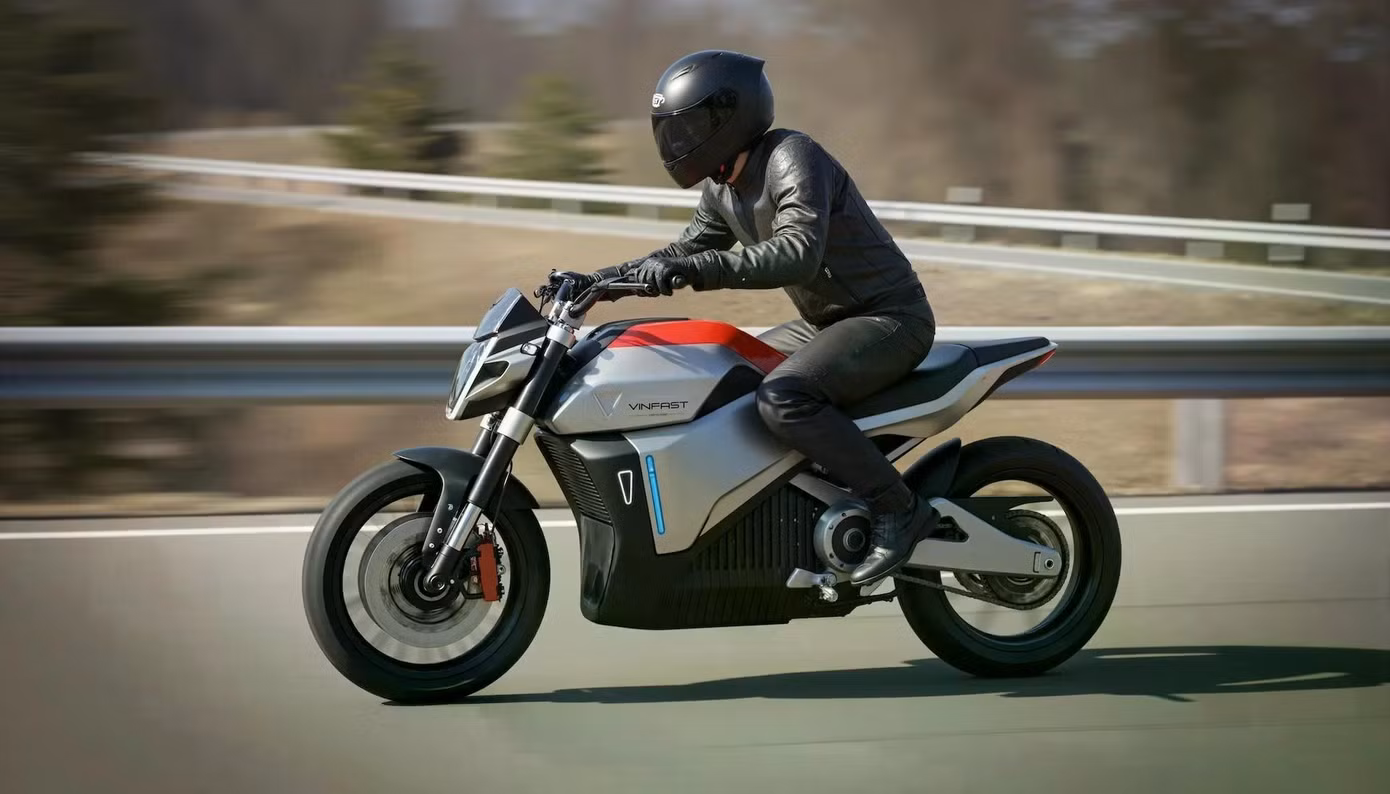 Honda WN7 (ảnh trái) đã mở bán tại Anh, còn VinFast Surad (ảnh phải) cũng có thể sớm trình làng. Ảnh: Honda, VinFast.