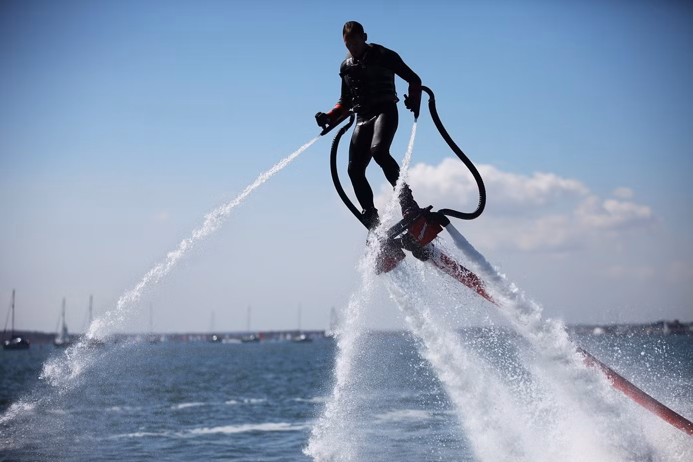 Bộ môn Flyboard với hệ thống điều chỉnh lực đẩy, một hình thức thô sơ và đơn giản hơn của hệ thống "tên lửa đẩy" trên Tesla Roadster. Ảnh: Flyboard Nha Trang.