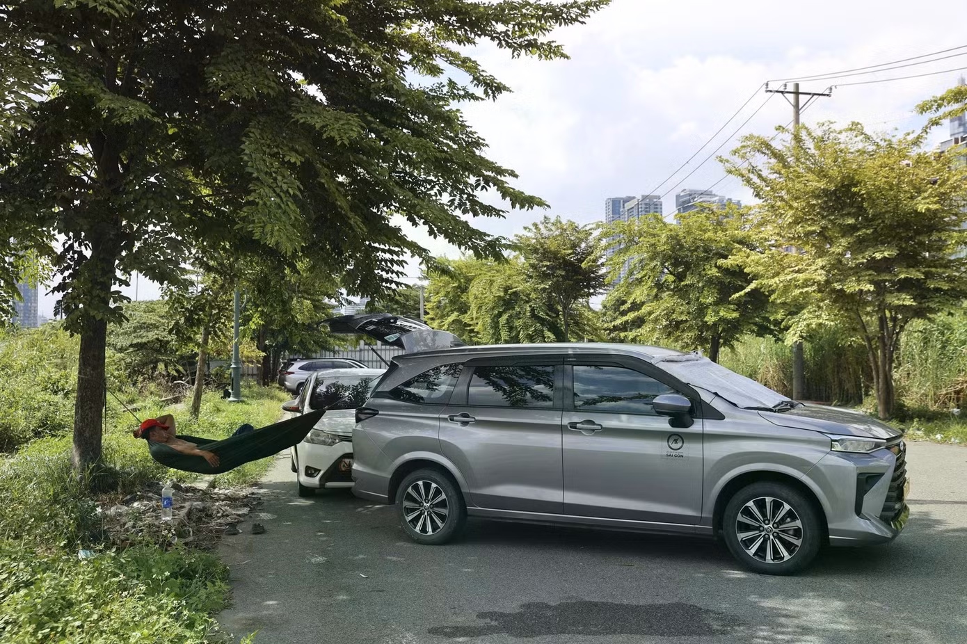 Các con đường nội khu xung quanh các lô đất này trở thành điểm dừng chân, nghỉ ngơi của các tài xế ôtô.