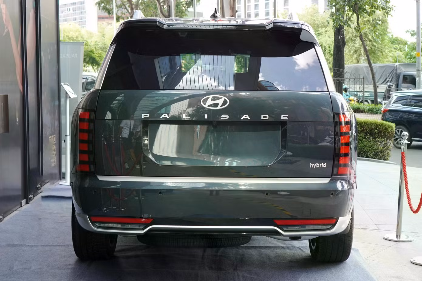 Phần đuôi xe với cặp đèn hậu đặt dọc, logo "hybrid" ở góc phải nhằm phân biệt phiên bản sở hữu hệ truyền động lai.