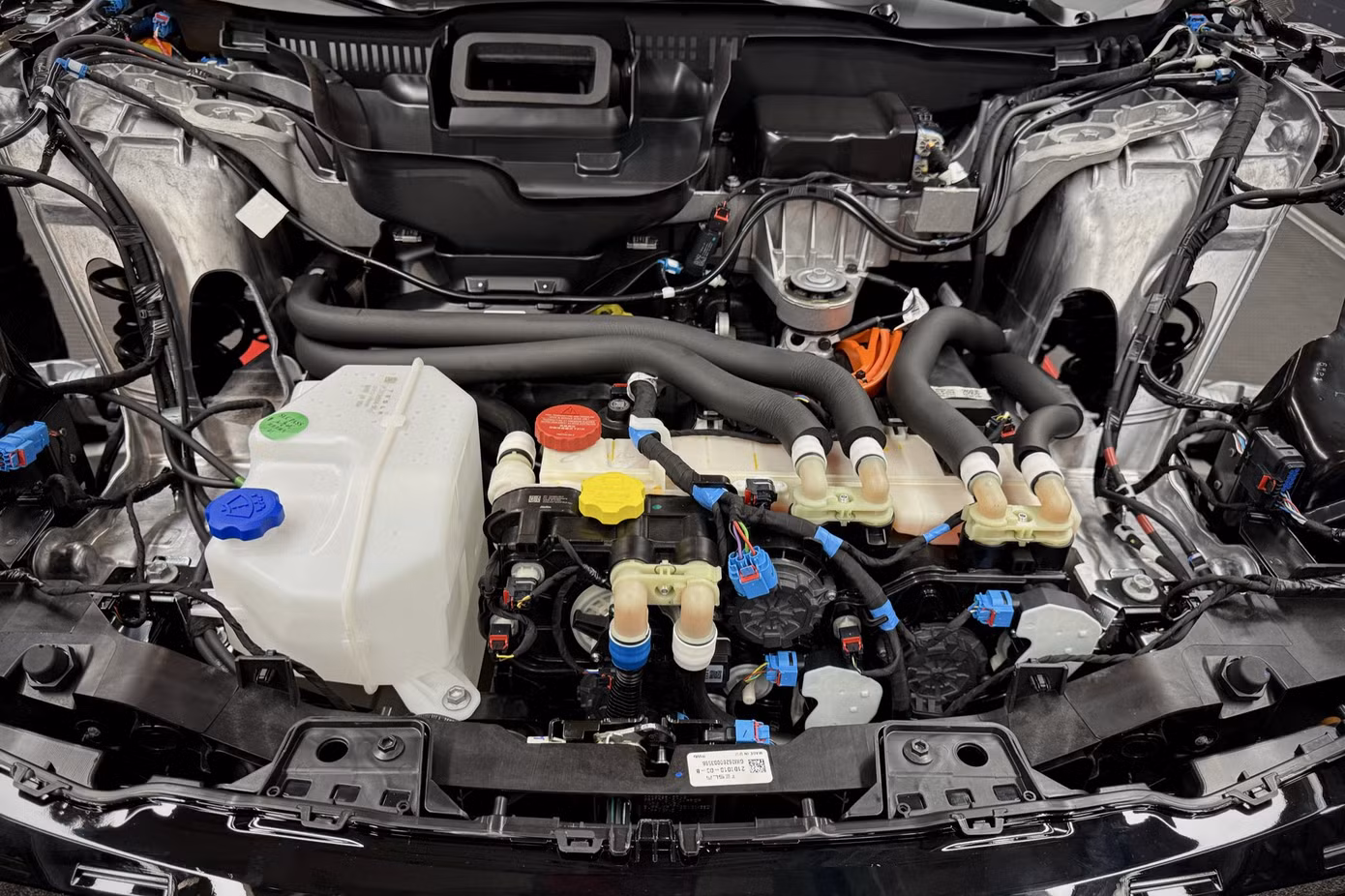 Bên cạnh các công nghệ mới được ứng dụng trên động cơ điện, Tesla Cybercab còn sở hữu thân vỏ được được tạo hình bằng phương pháp ép phun, hệ thống lái và phanh điều khiển điện tử, kiến trúc điện áp thấp 48 V...