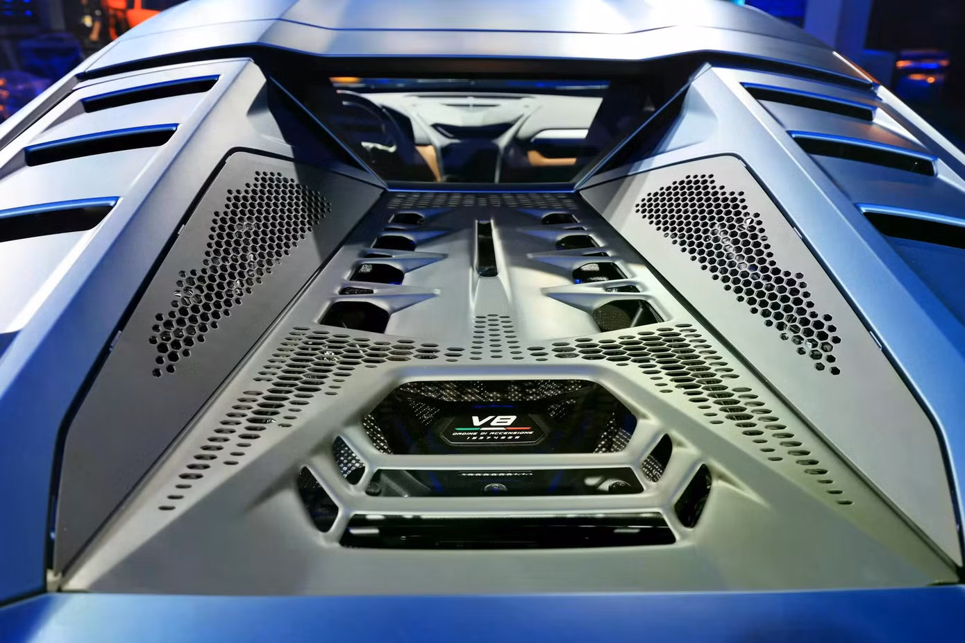 Trái tim của Lamborghini Temerario là động cơ V8 twin-turbo 4.0L mạnh 800 mã lực và mô-men xoắn 730 Nm. Cơ cấu hybrid của xe bao gồm 3 động cơ điện: 2 tại cầu trước và 1 trong cơ cấu V8 twin-turbo, mang đến công suất tối đa 920 mã lực.