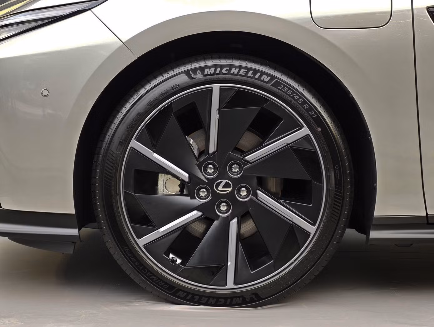 Dàn chân của Lexus ES 500e là mâm xe kích thước 21 inch, thiết kế khí động học. Xe sử dụng bộ lốp thông số 235/45.