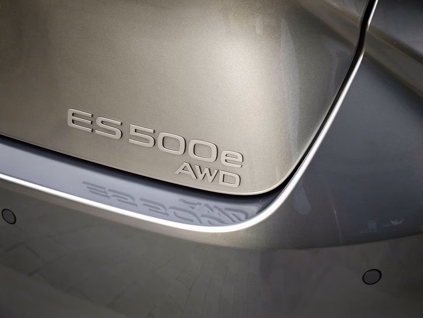 Dòng Lexus ES tiếp tục cạnh tranh loạt đối thủ ở phân khúc sedan hạng sang gồm Mercedes-Benz E-Class, BMW 5-Series, Volvo S90, Audi A6... Riêng với Lexus ES 500e thuần điện, Volvo ES90 sắp ra mắt Việt Nam sẽ là đối thủ trực tiếp đáng chú ý nhất.