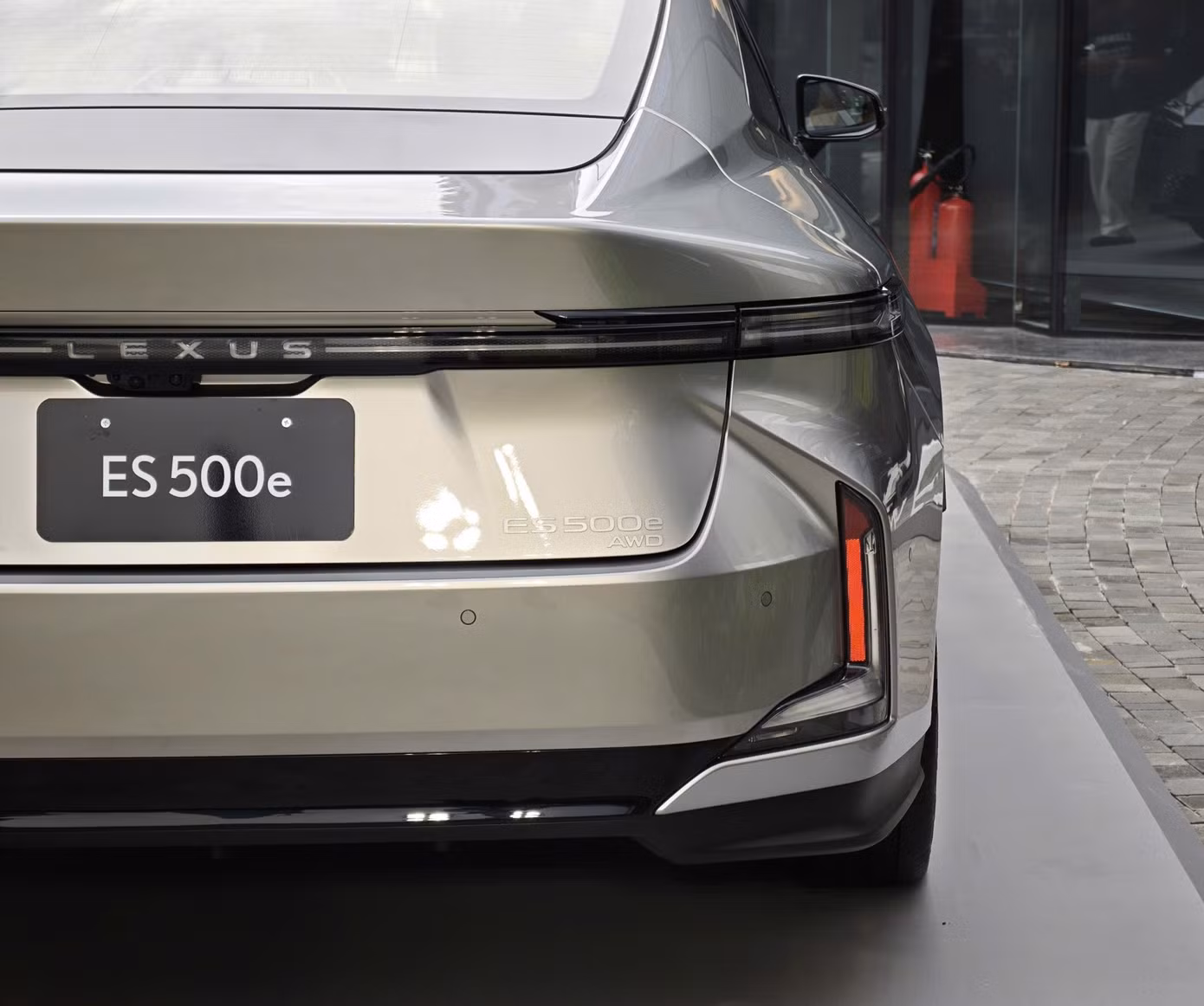 Lexus ES 500e có giá 2,94 tỷ đồng. Bên cạnh biến thể thuần điện, dòng sedan hạng sang còn có các phiên bản hybrid, giá bán lần lượt 2,34 tỷ đồng cho Lexus ES 350h Premium và 2,6 tỷ đồng cho Lexus ES 350h Luxury.