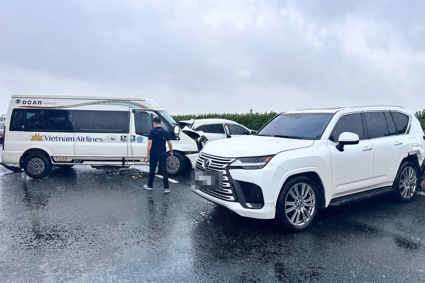 Chiếc Lexus LX600 trong vụ tai nạn liên hoàn tại cao tốc Pháp Vân - Cầu Giẽ ngày 15/9. Ảnh: Cục CSGT.