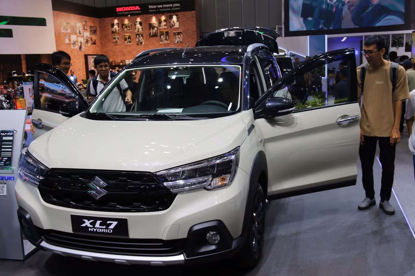 Suzuki XL7 Hybrid là cái tên cuối cùng của danh sách xe lai xăng-điện bán được trên 100 xe trong tháng 9. Mẫu MPV cỡ nhỏ ghi nhận lượng tiêu thụ 113 xe. Suzuki XL7 Hybrid hiện có giá xấp xỉ 600 triệu đồng. Ảnh: Phúc Hậu.