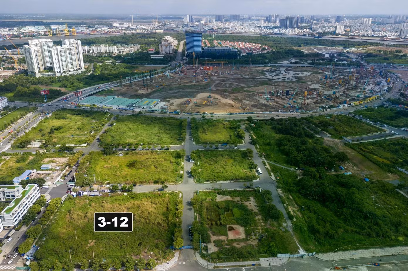 Trong khi đó, lô 1.K3.5.HH, trước đây là lô 3-12, có diện tích gần 10.060 m2, được xây dựng tối đa 25 tầng, cao không quá 100 m, hệ số sử dụng đất tối đa 8,95 lần và quy mô dân số khoảng 3.420 người. Giá khởi điểm dự kiến gần 2.968 tỷ đồng.