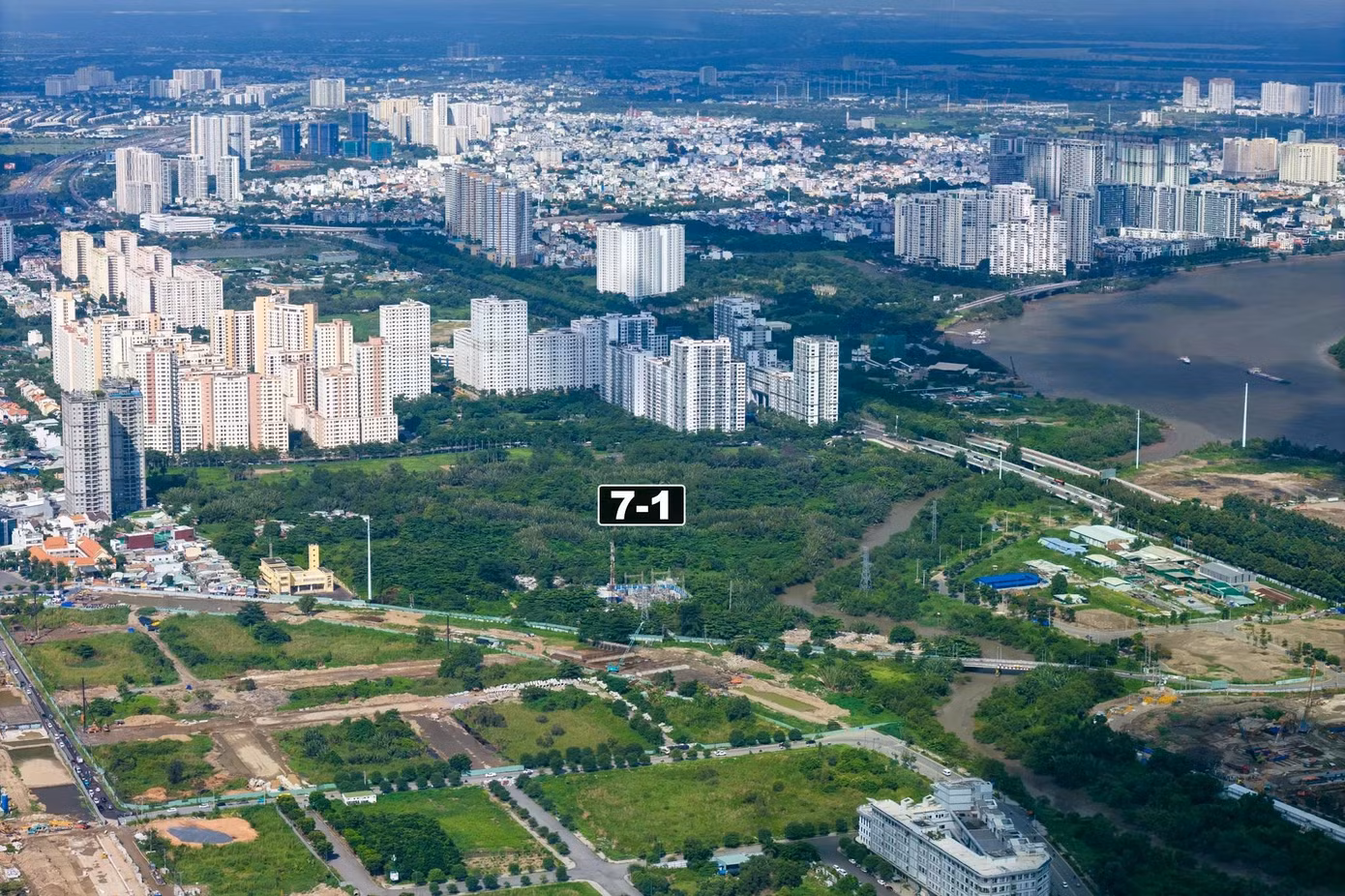 Ngoài 5 lô đất trên 3 lô còn lại gồm Lô 1.K4.5.DV (trước đây là lô 4-21) với diện tích 700 m2, lô 1.K7.2.DV (trước đây là lô 7-1) có diện tích 74.393 m2, lô 1.K7.1.DV (trước đây là lô 7-17) có diện tích 1.500 m2 cũng đang được TP.HCM phấn đấu thực hiện đấu giá quyền sử dụng đất trước ngày 10/10.