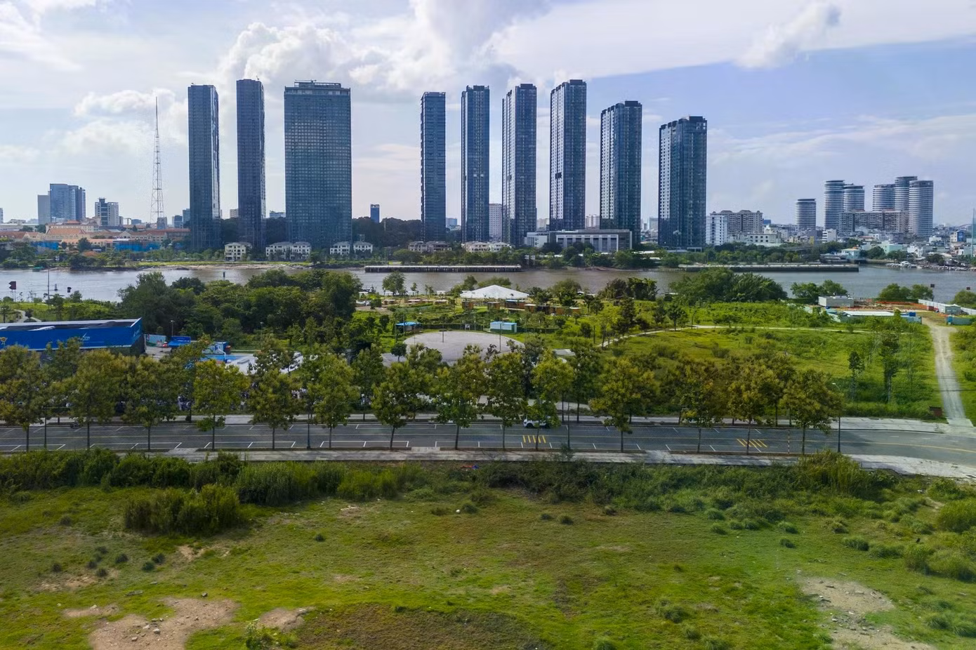 Lô đất này có vị trí khá đắc địa với vị trí 4 mặt tiền đường Nguyễn Thiện Thành - N11- Trần Bạch Đằng và nằm sát Công viên bờ sông Sài Gòn.
