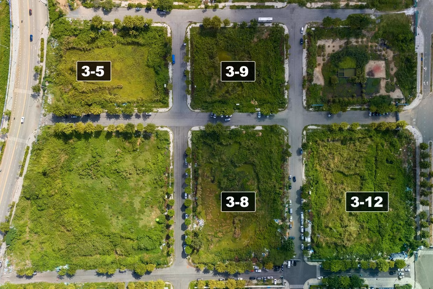 Trong ảnh là 4 lô đất gồm 3-5, 3-8, 3-9 và 3-12, từng được đưa ra đấu giá vào cuối năm 2021. Khi đó, 4 lô có tổng giá khởi điểm khoảng 5.266 tỷ đồng nhưng được các doanh nghiệp trả giá lên tới 37.346 tỷ đồng, cao hơn 7 lần mức khởi điểm. Tuy nhiên, các doanh nghiệp trúng đấu giá sau đó đều không hoàn tất nghĩa vụ thanh toán.