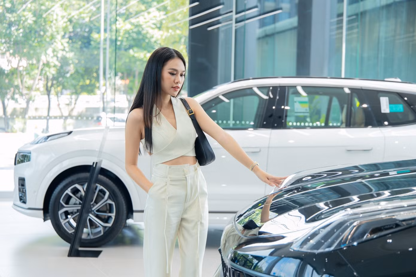 Khách Việt là bên hưởng lợi lớn nhất trong cuộc cạnh tranh xăng-điện giữa các hãng xe. Ảnh minh họa: Phương Lâm.