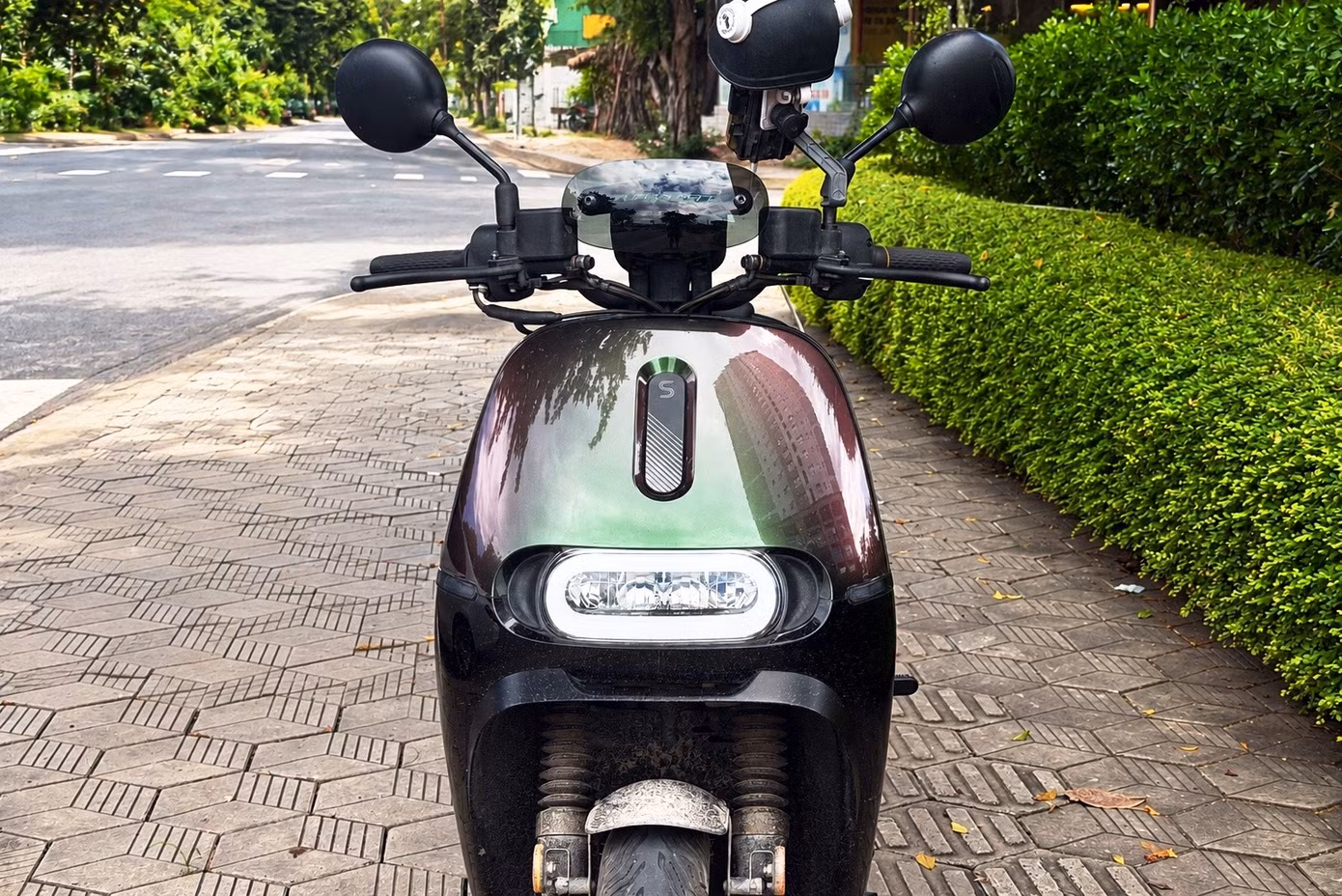 Tủ đổi pin và xe máy điện Gogoro đều đã có mặt tại Việt Nam. Ảnh: Phúc Hậu, Đan Thanh.