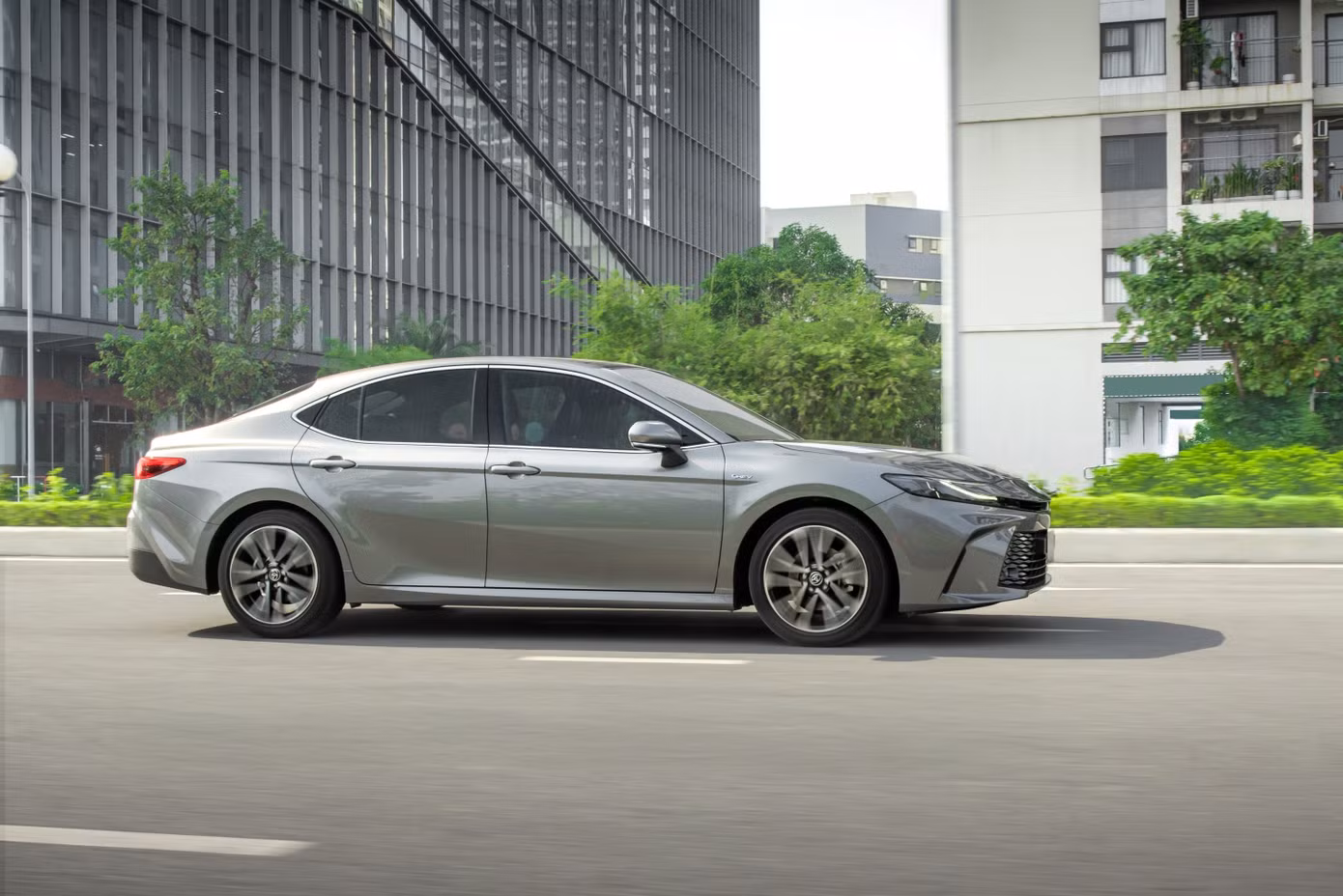 Lúc này, Toyota Camry tại Việt Nam chỉ còn 2 phiên bản hybrid, giá bán lần lượt 1,332 tỷ và 1,472 tỷ đồng. Trong tháng 9, Toyota Camry bán được 131 xe cho khách hàng Việt Nam, doanh số lũy kế sau 3 quý đạt 2.417 xe. Ảnh: TMV.
