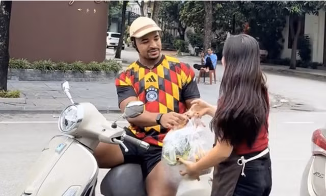 Xuân Son mua 5 suất bún chả, chủ quán nhất quyết không lấy tiền