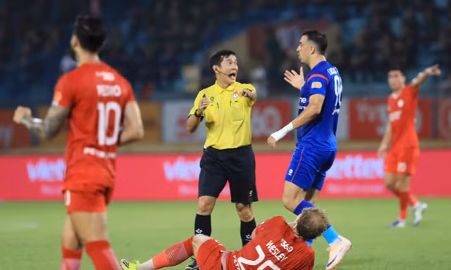 VFF 'treo còi' trọng tài thổi phạt đền Thể Công Viettel trận hoà PVF-CAND