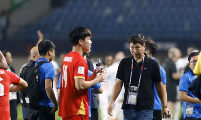 Nguyễn Xuân Son báo tin cực xấu với HLV Kim Sang-sik
